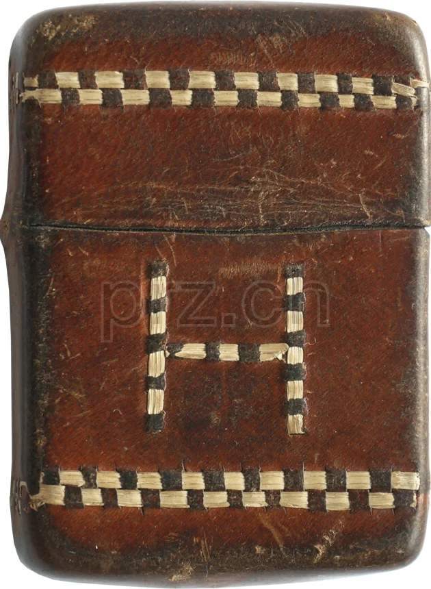 Leather – Monogram H, Modell four barrel hinge, flat bottom, Jahr 1942 - 43, Ansicht 1