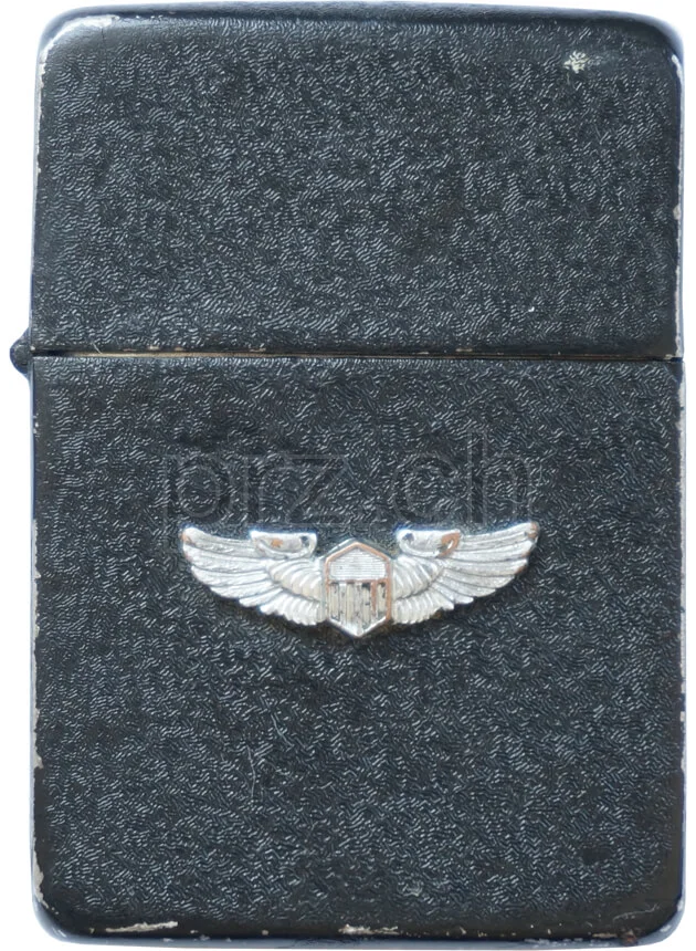 Black Crackle – U.S. Air Force Pilot Wings Insignia, Modell four barrel hinge, flat bottom, Jahr 1942 - 43, Vorderseite