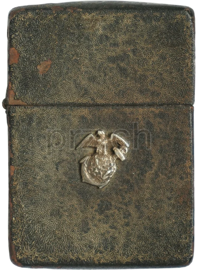 Black Crackle – U.S. Marine Corps Insignia, Modell four barrel hinge, flat bottom, Jahr 1942 - 43, Vorderseite