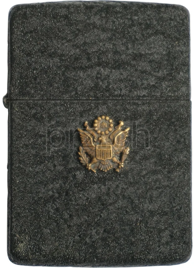 Black Crackle – U.S. Army Great Seal Insignia, Modell four barrel hinge, flat bottom, Jahr 1942 - 43, Vorderseite